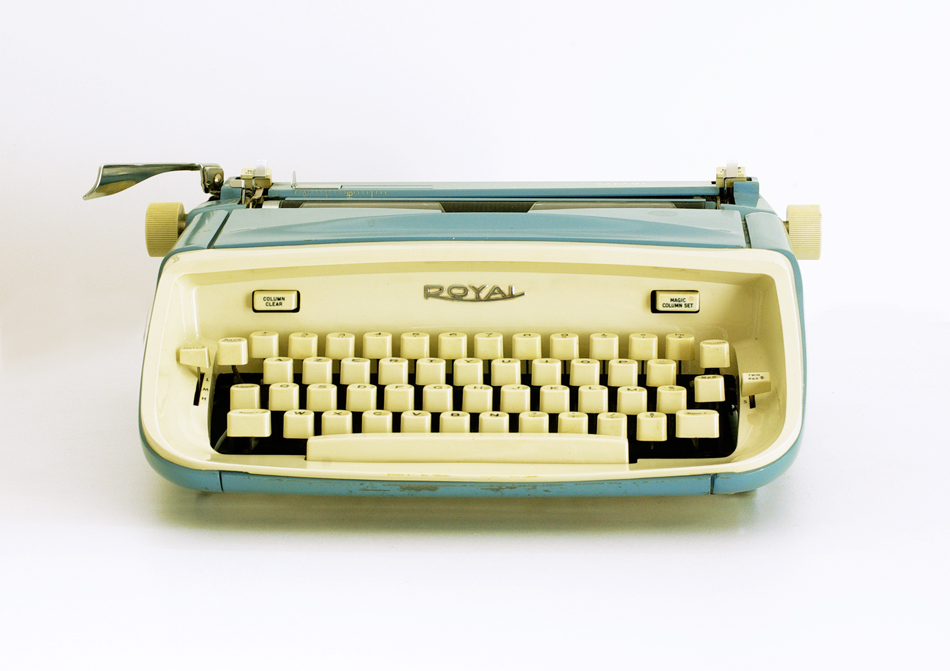 Machine à écrire vintage bleue de face