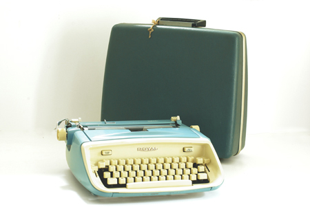 Machine à écrire vintage et sa valise