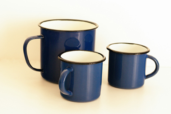 série de trois mugs émaillés bleus