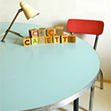 Table vintage d'cole maternelle.