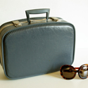 valise dite "Air Fance" et lunettes vintage